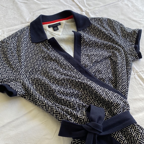 Tommy Hilfiger tie wrap dress. Logo pattern, with belt tie waist. Size Medium. - Picture 5 of 8
